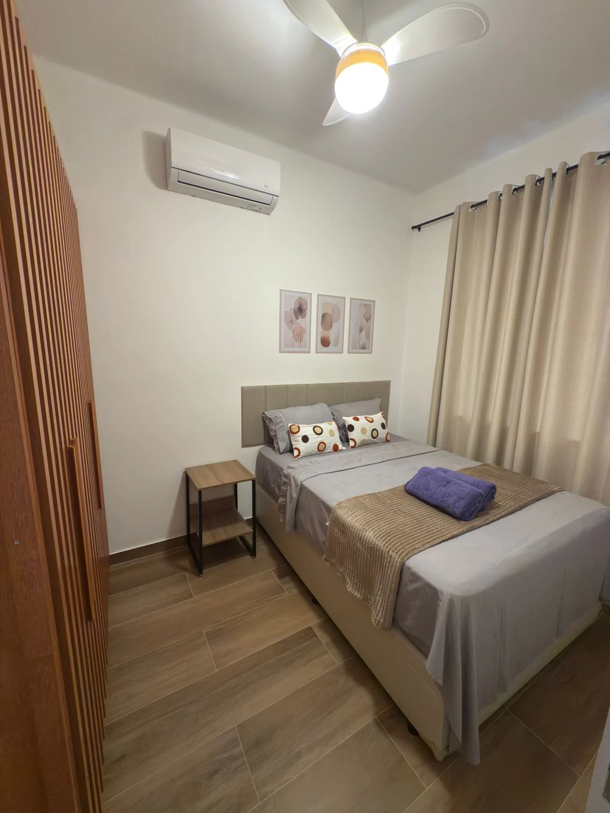 Quarto com piso amadeirado no projeto Flamengo