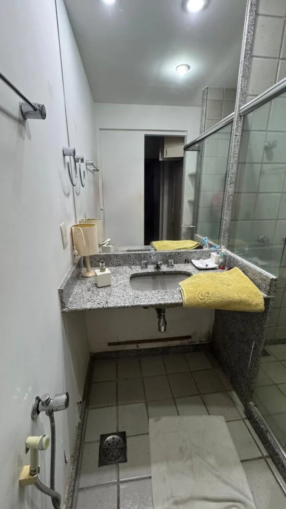 Registro anterior à reforma do banheiro no Jardim Oceânico