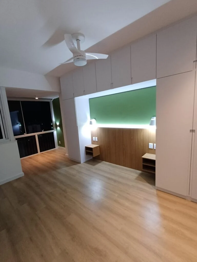 Ambiente integrado com piso amadeirado no projeto Leblon
