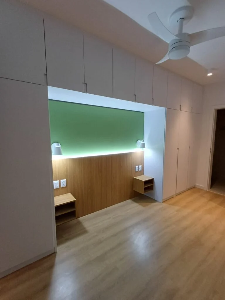 Quarto com armários e painel iluminado no Leblon