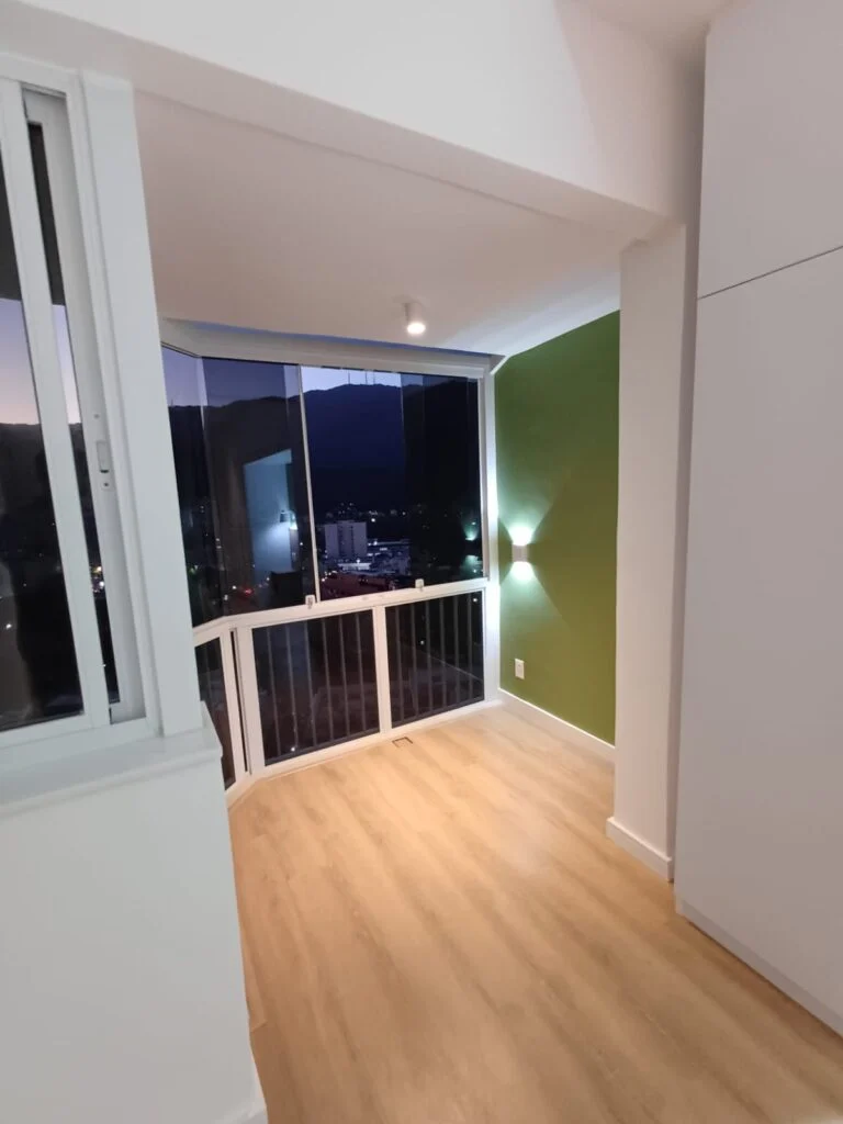 Ambiente com piso amadeirado e esquadrias no Leblon