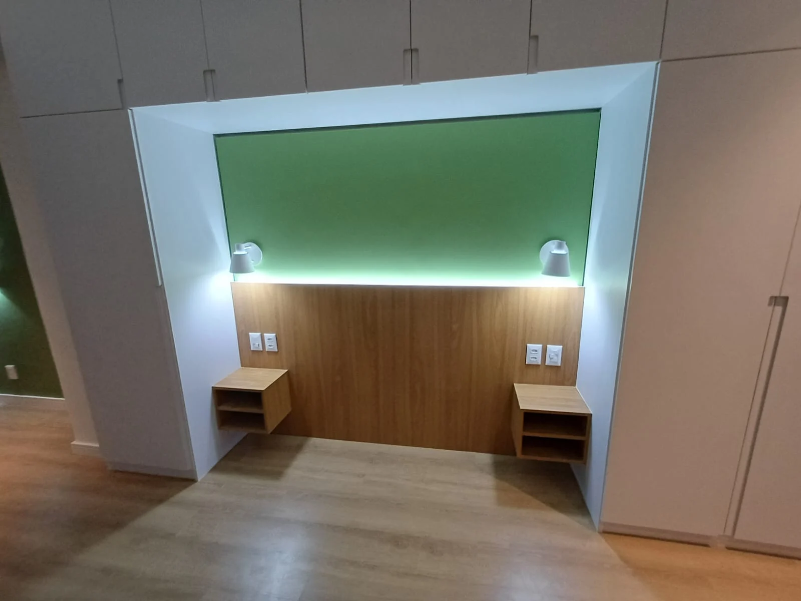 Ambiente no Leblon com marcenaria, painel verde e iluminação integrada